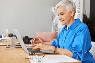 Neviditelná krize trhu práce: proč Česko ignoruje pracovníky 55+